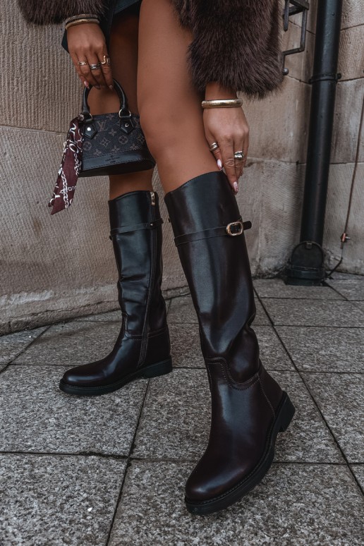 Botas altas femininas com saltos largos e tiras com fivelas na cor chocolate Sylvena