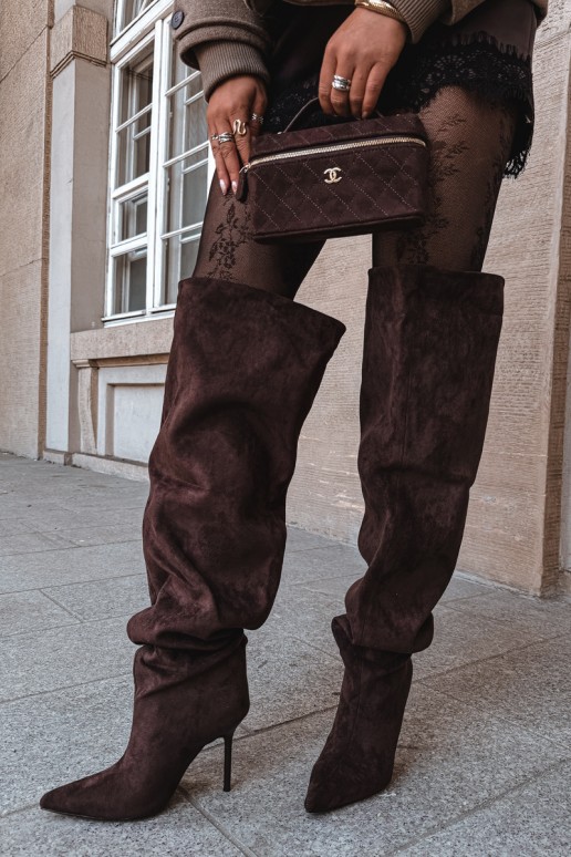 Botas femininas acima do joelho com saltos finos na cor marrom Aderelle