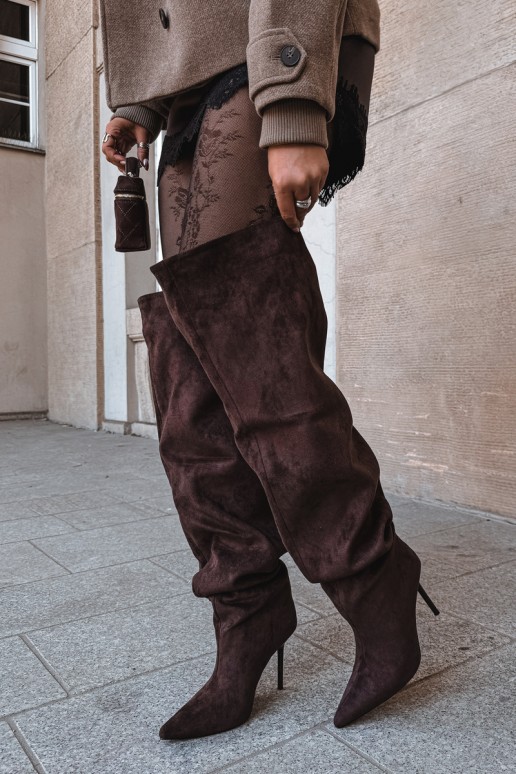 Botas femininas acima do joelho com saltos finos na cor marrom Aderelle
