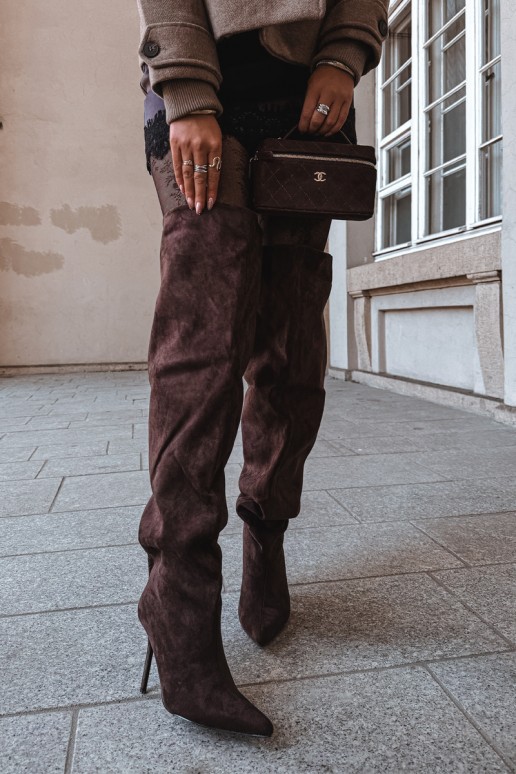 Botas femininas acima do joelho com saltos finos na cor marrom Aderelle