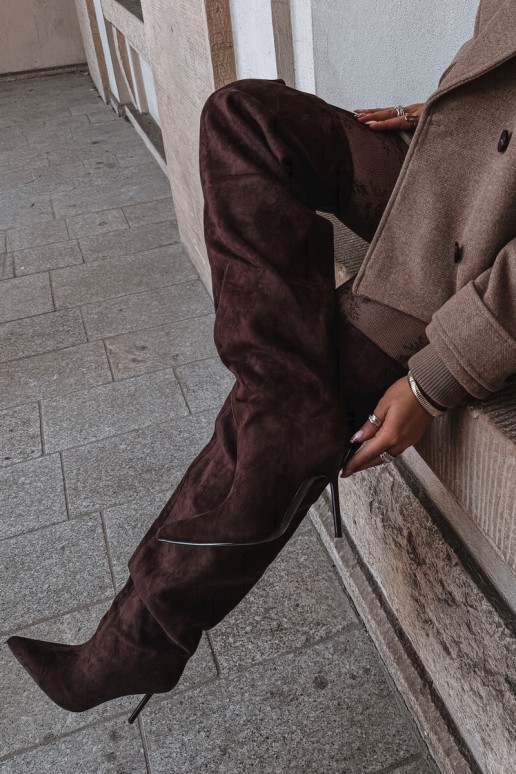 Botas femininas acima do joelho com saltos finos na cor marrom Aderelle