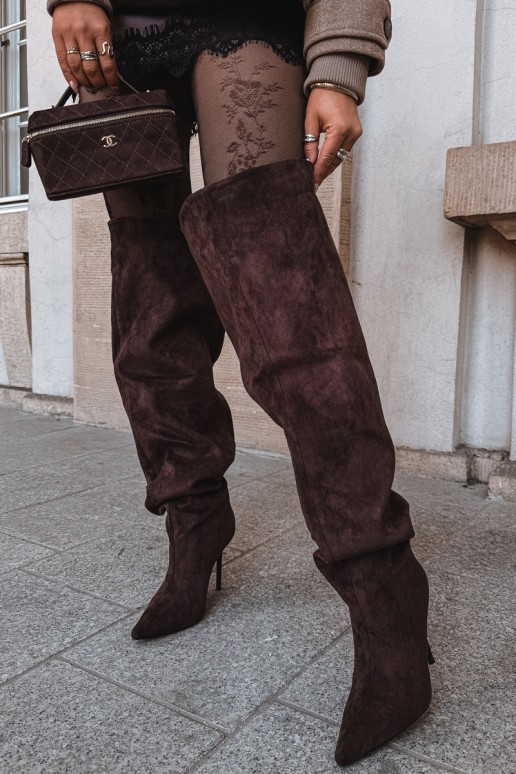 Botas femininas acima do joelho com saltos finos na cor marrom Aderelle