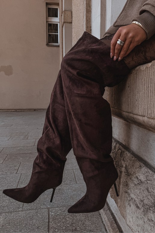 Botas femininas acima do joelho com saltos finos na cor marrom Aderelle