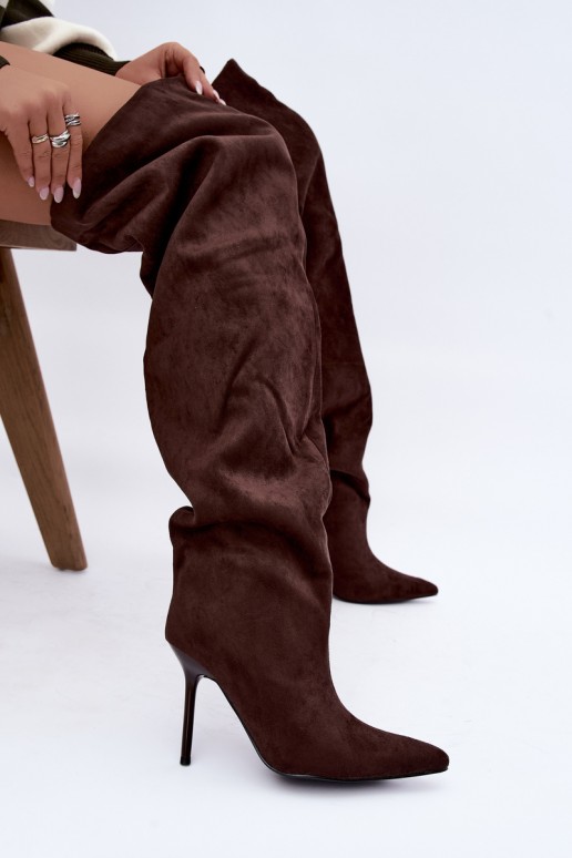 Botas femininas acima do joelho com saltos finos na cor marrom Aderelle