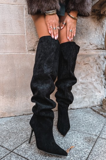 Botas femininas acima do joelho com saltos finos na cor preta Aderelle