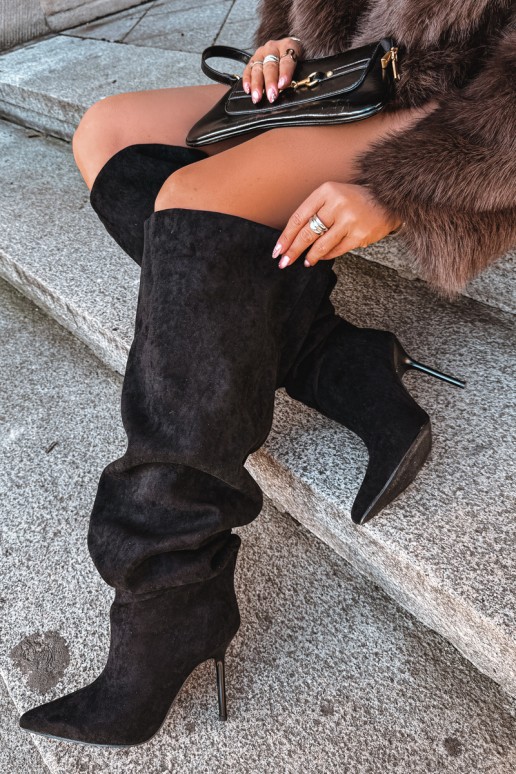Botas femininas acima do joelho com saltos finos na cor preta Aderelle