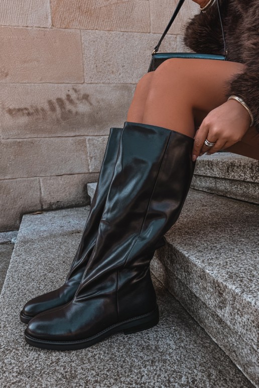 Botas acima do joelho com saltos largos na cor preta Pavellea