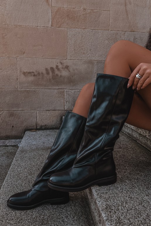 Botas acima do joelho com saltos largos na cor preta Pavellea
