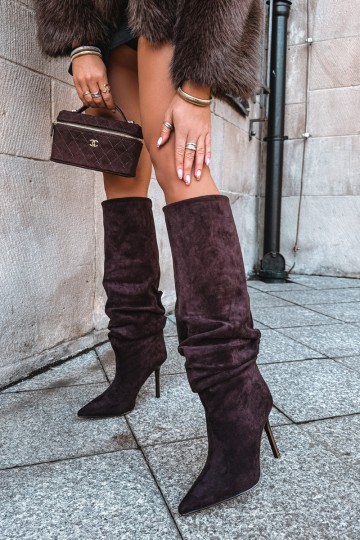 Botas de chocolate de cano alto com saltos finos Balira