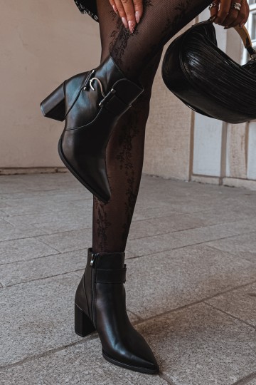 Botins quentes com saltos e ornamentos em preto Isarae