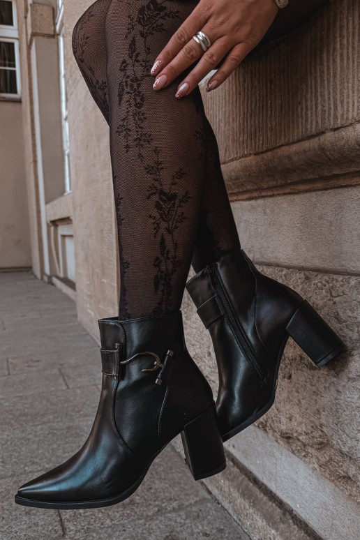Botins quentes com saltos e ornamentos em preto Isarae