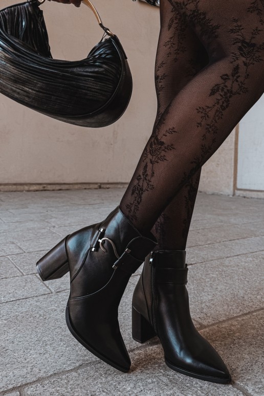 Botins quentes com saltos e ornamentos em preto Isarae