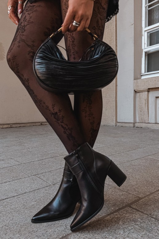 Botins quentes com saltos e ornamentos em preto Isarae