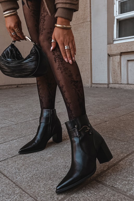 Botins quentes com saltos e ornamentos em preto Isarae