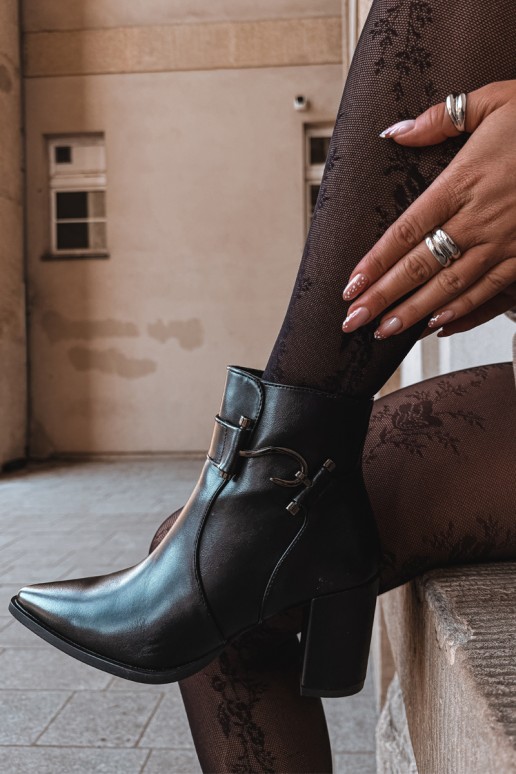 Botins quentes com saltos e ornamentos em preto Isarae
