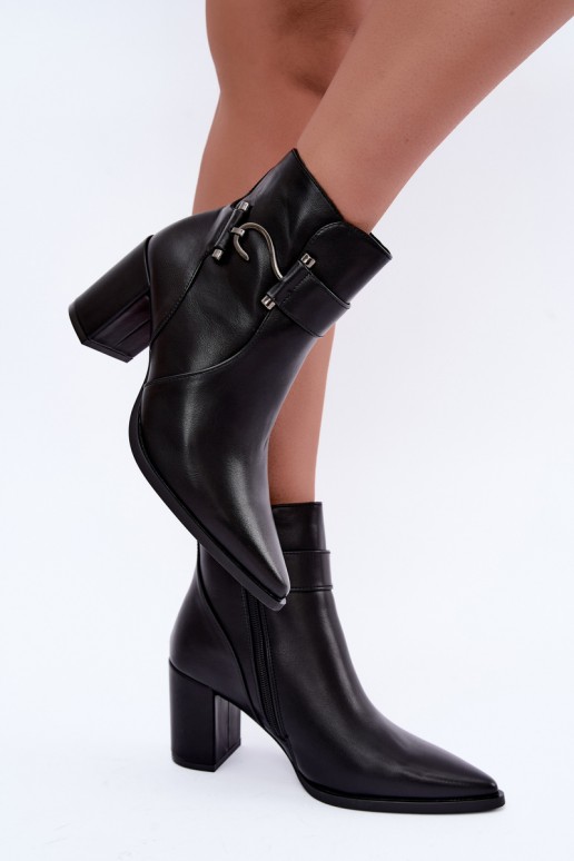 Botins quentes com saltos e ornamentos em preto Isarae