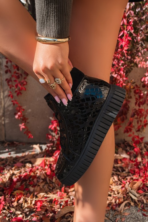 Botins pretos isolados para mulheres com atacadores de couro natural com impressão Lee Cooper LCJ-26-01-4634