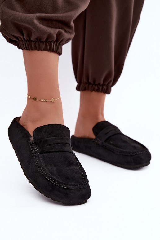 mocassins isolados femininos com calcanhar aberto e pelo na cor preta Sabrielle