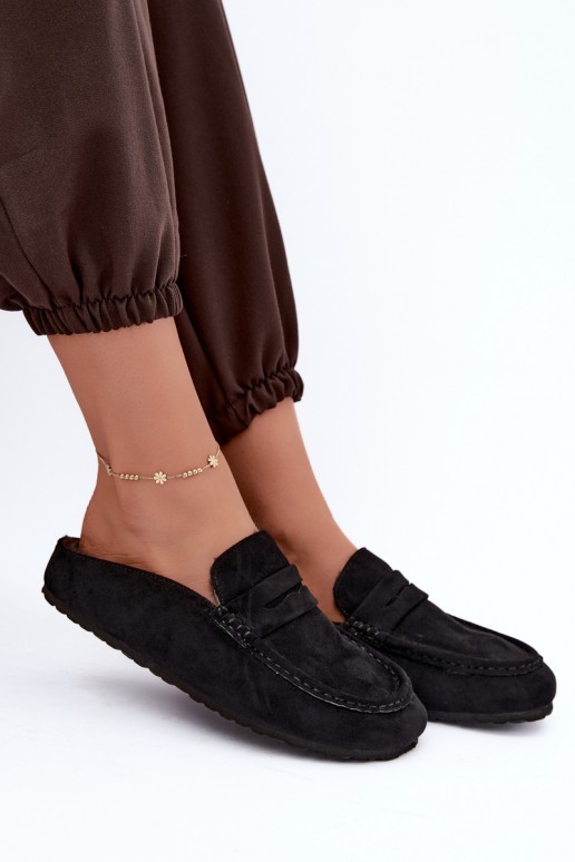 mocassins isolados femininos com calcanhar aberto e pelo na cor preta Sabrielle