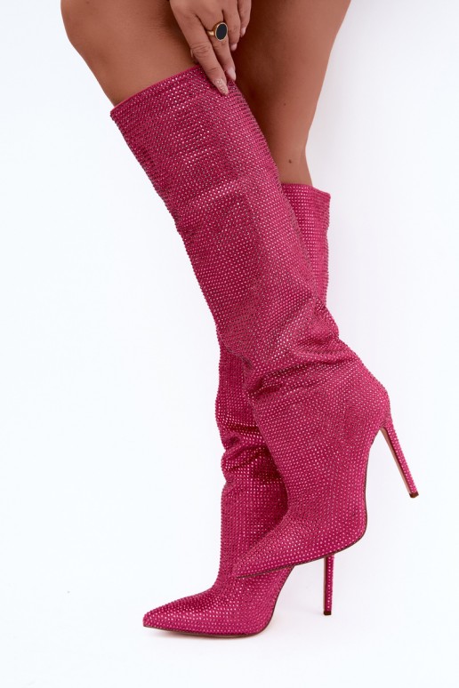 botas altas com saltos finos e ilhós brilhantes na cor rosa Lovisa