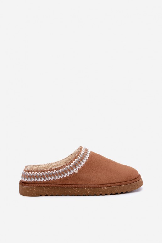 pantufas femininas com flores bordadas na cor castanha Inblu