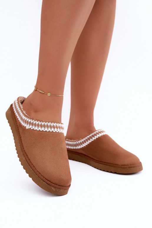 pantufas femininas com flores bordadas na cor castanha Inblu