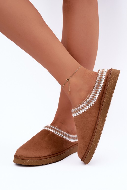 pantufas femininas com flores bordadas na cor castanha Inblu