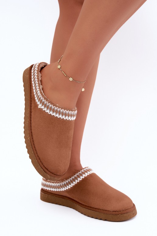 pantufas femininas com flores bordadas na cor castanha Inblu