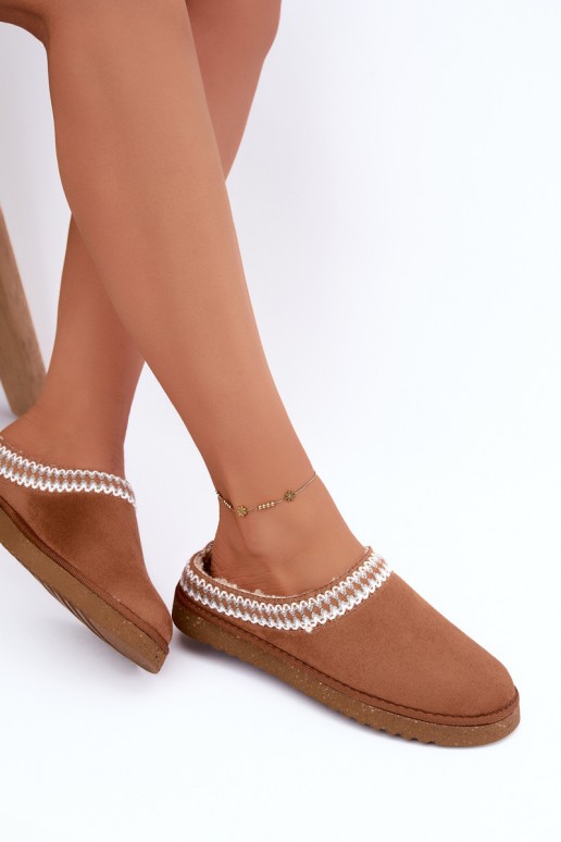 pantufas femininas com flores bordadas na cor castanha Inblu