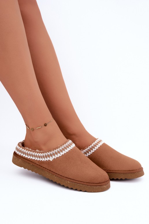 pantufas femininas com flores bordadas na cor castanha Inblu