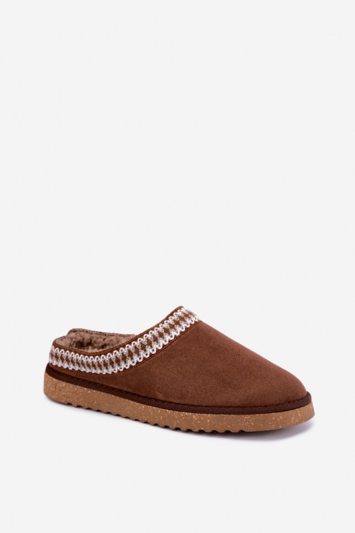 pantufas femininas com flores bordadas na cor castanha Inblu