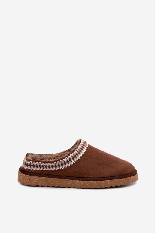 pantufas femininas com flores bordadas na cor castanha Inblu