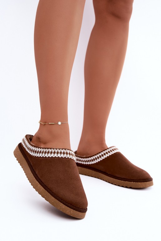 pantufas femininas com flores bordadas na cor castanha Inblu