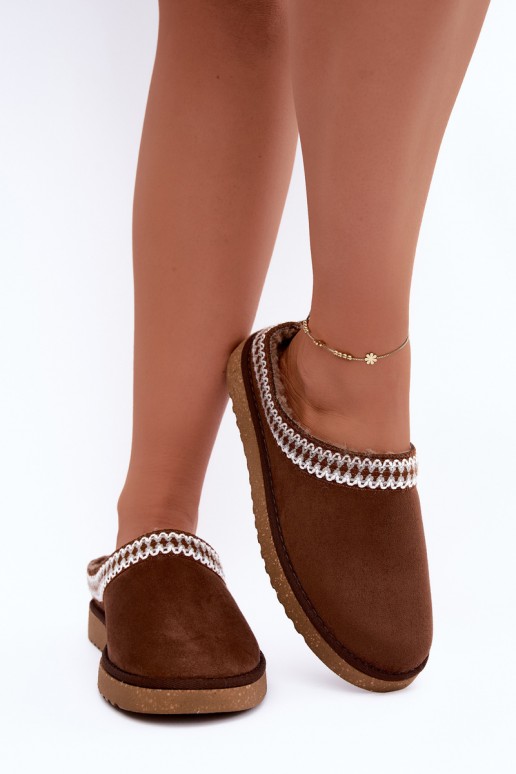 pantufas femininas com flores bordadas na cor castanha Inblu