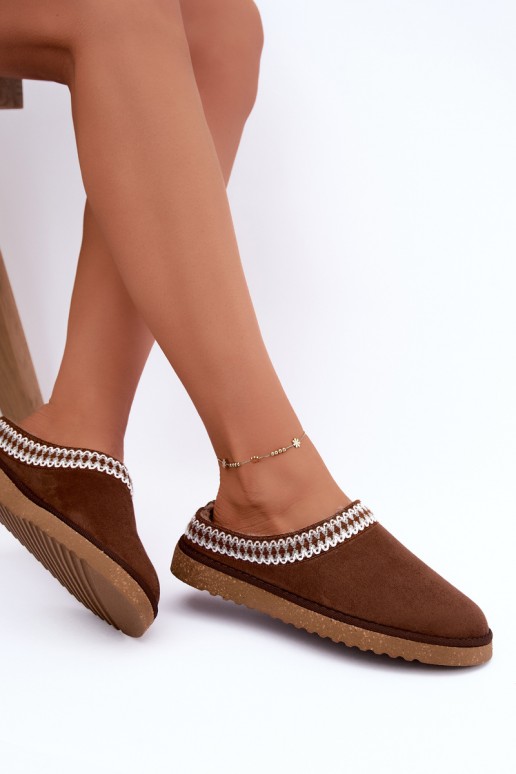 pantufas femininas com flores bordadas na cor castanha Inblu