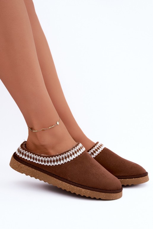 pantufas femininas com flores bordadas na cor castanha Inblu