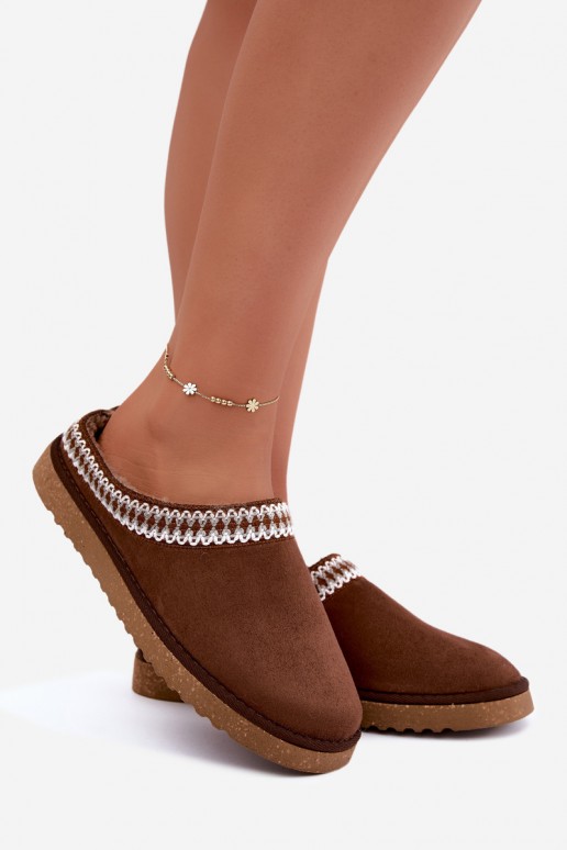 pantufas femininas com flores bordadas na cor castanha Inblu