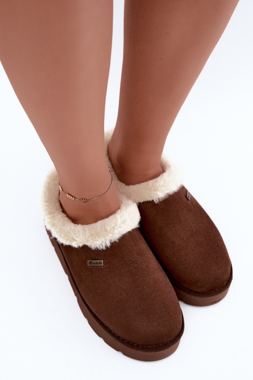 pantufas femininas com pelo na cor castanha escura Inblu