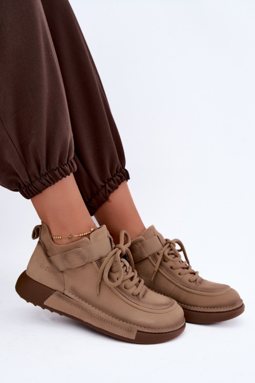 botins isolados de couro natural Lee Cooper LCJ-26-19-4603 na cor caqui