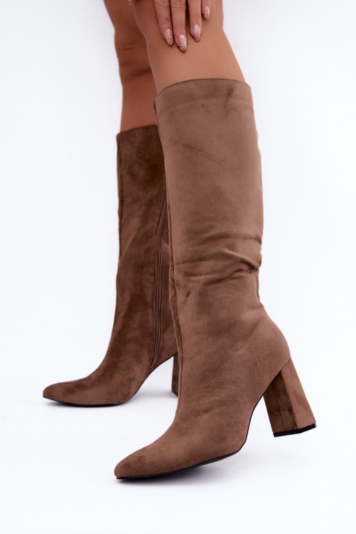 botas altas isoladas com salto na cor areia Evelle