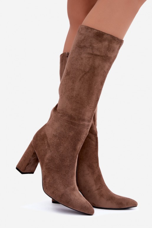 botas altas isoladas com salto na cor areia Evelle