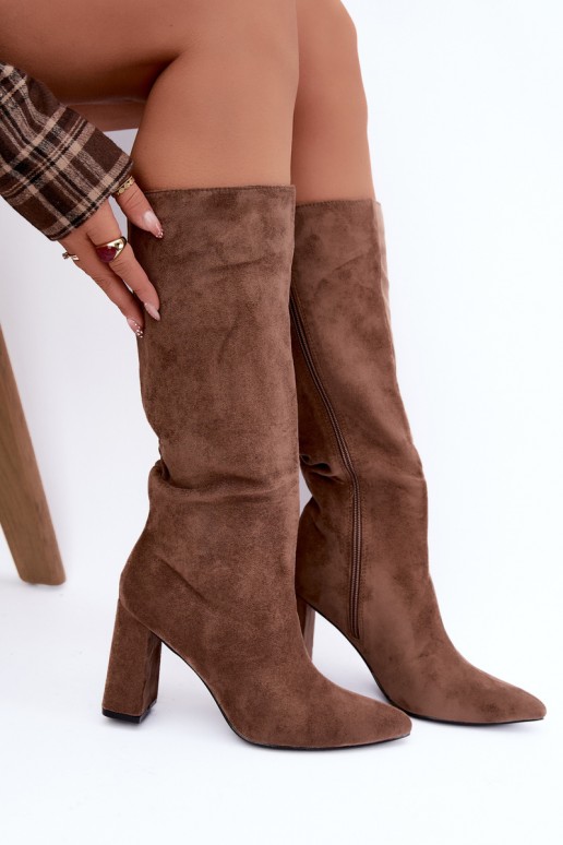 botas altas isoladas com salto na cor areia Evelle