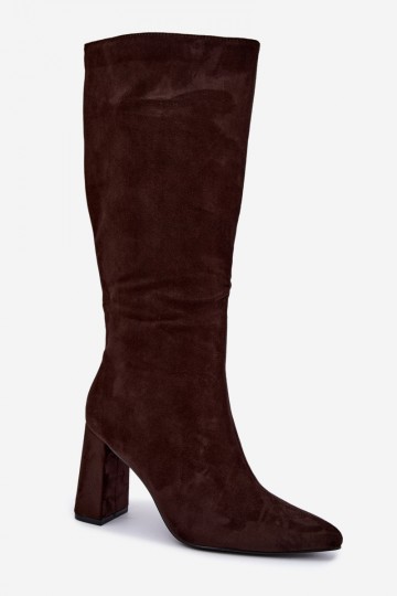 botas altas isoladas com salto na cor chocolate Evelle