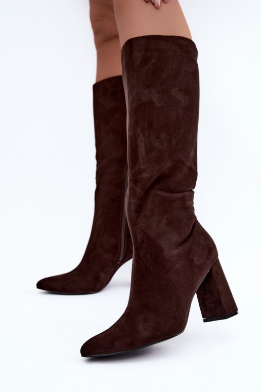 botas altas isoladas com salto na cor chocolate Evelle