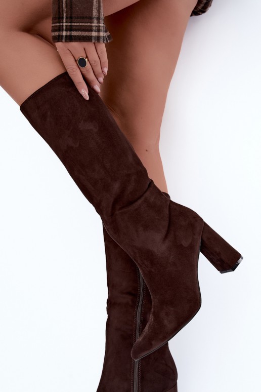 botas altas isoladas com salto na cor chocolate Evelle