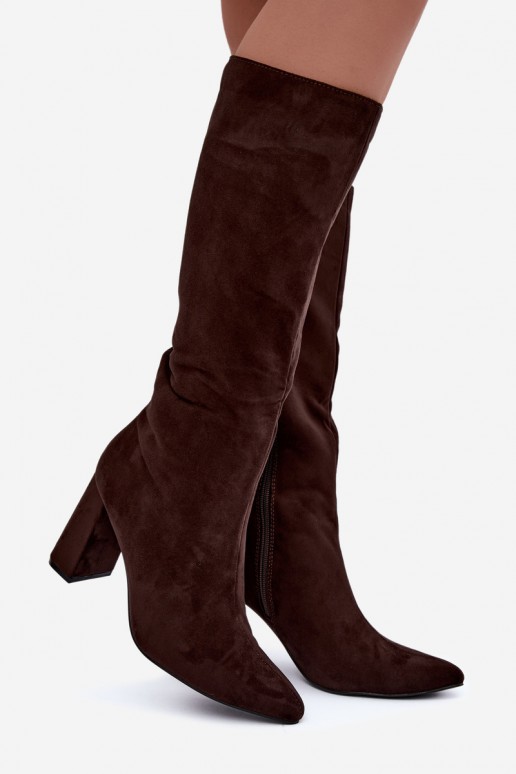 botas altas isoladas com salto na cor chocolate Evelle