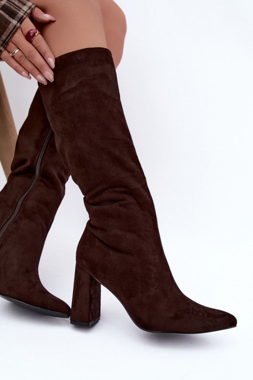 botas altas isoladas com salto na cor chocolate Evelle
