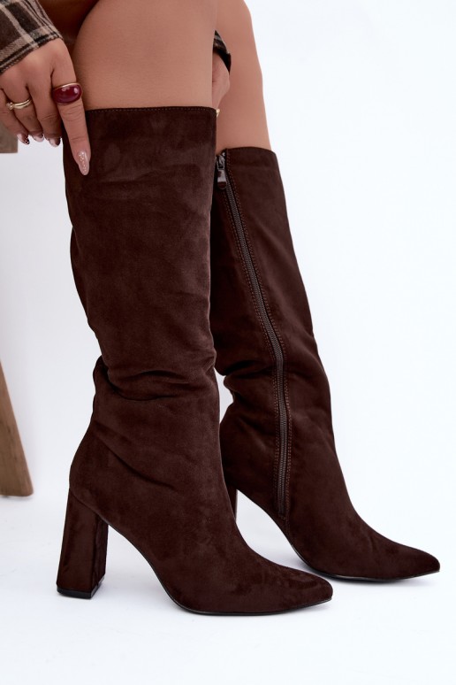 botas altas isoladas com salto na cor chocolate Evelle