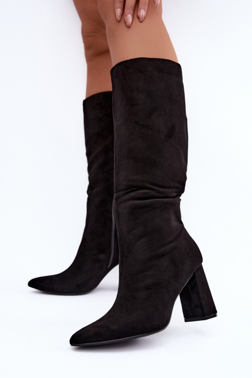 botas altas isoladas com salto na cor preta Evelle