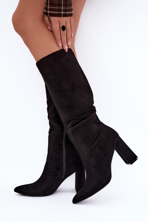 botas altas isoladas com salto na cor preta Evelle